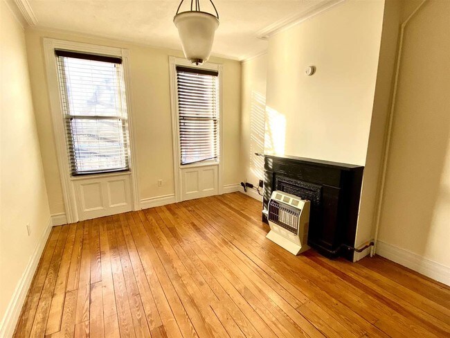 Photo - 492 Monmouth St