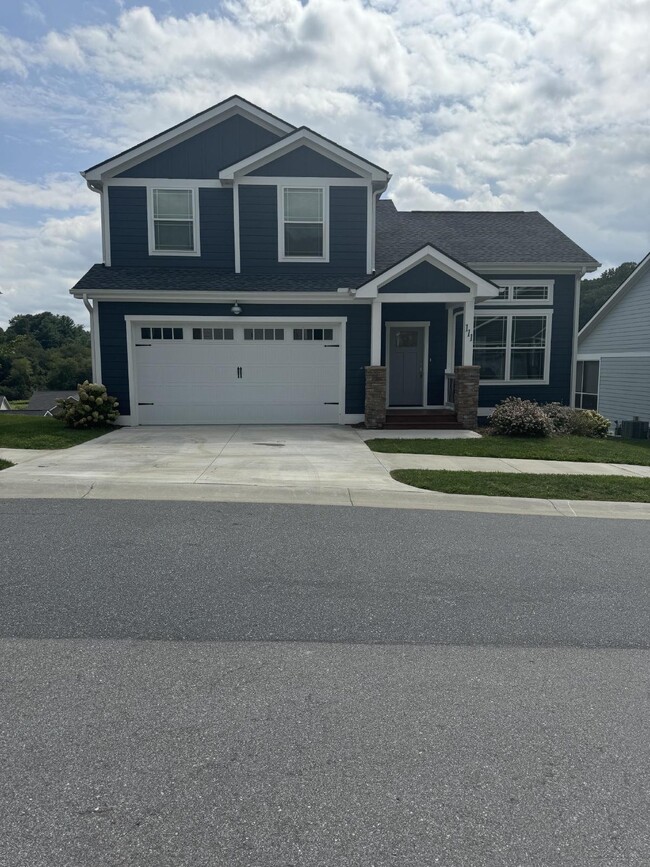 Building Photo - Three bedroom , 2.5 bathroom home in The C...