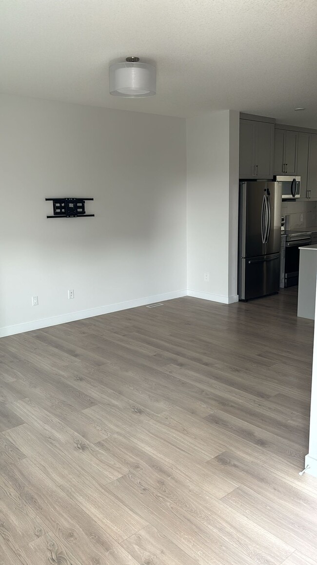 Photo - 16835-16830 30 Ave SW