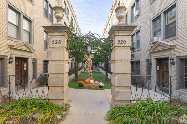 Courtyard - 520-28 W. Surf St.