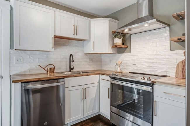 Photo - Charming Bungalow with 1 Bedroom Plus Office, Fenced Yard and Pet Friendly in East Nashville