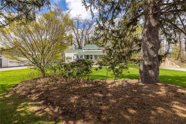 Photo - 1253 Fairport Rd