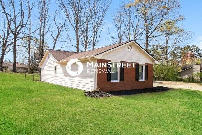 Photo - 3 Bedroom Pet-Friendly Home in Ellenwood, GA with Main Street Renewal