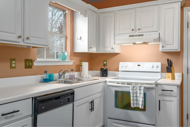 Photo - 201 Willow Creek S Cir