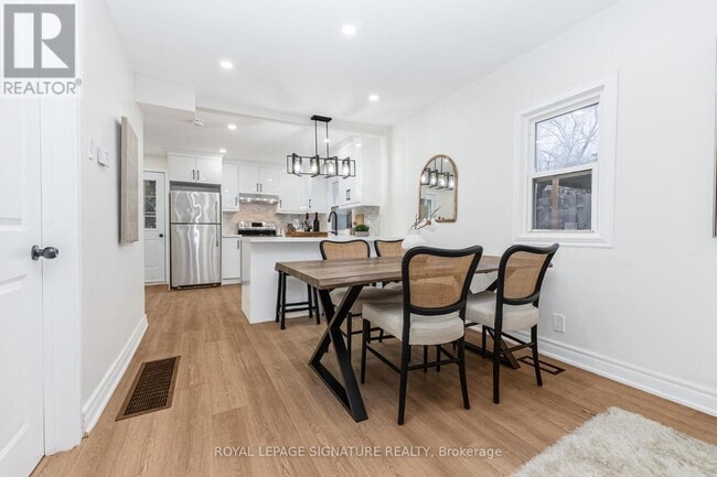 Photo - 377 Adelaide Ave W