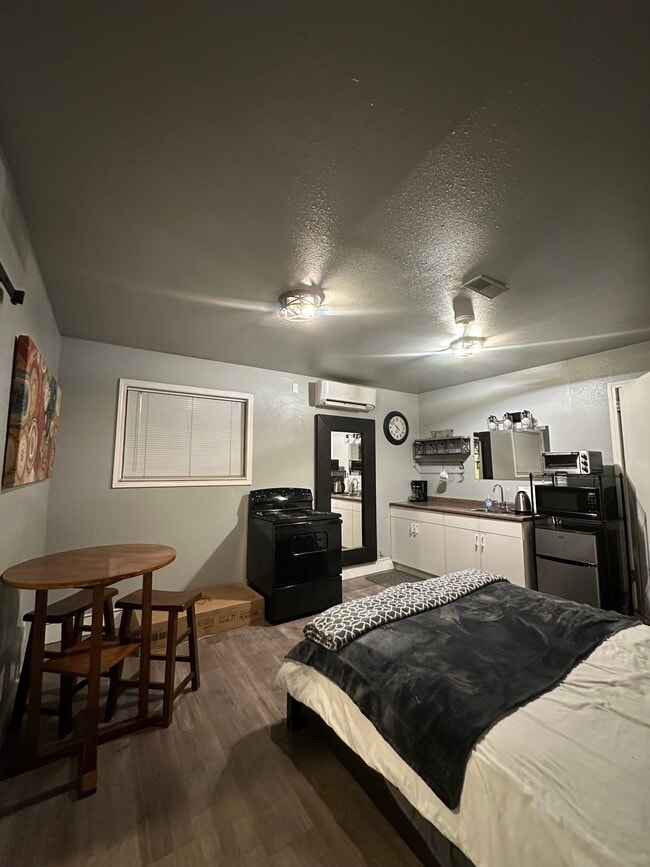 Sala de estar/Cocina - 903 W Linden St Unidad B