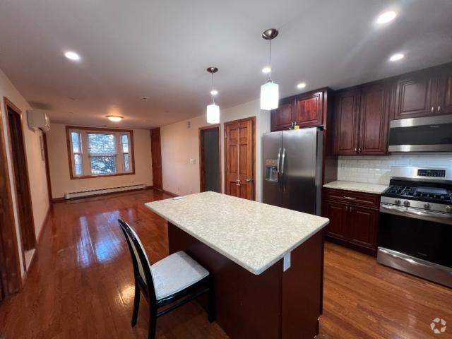 Building Photo - 2 bedroom in SUNNYSIDE NY 11104 Unit 1 Rental