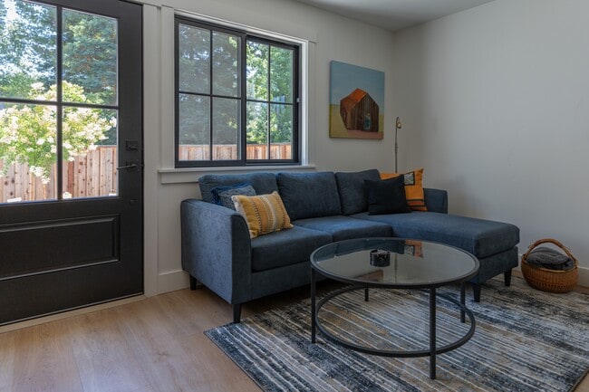 Sala de estar luminosa y amueblada. - 1110 Glen Rd