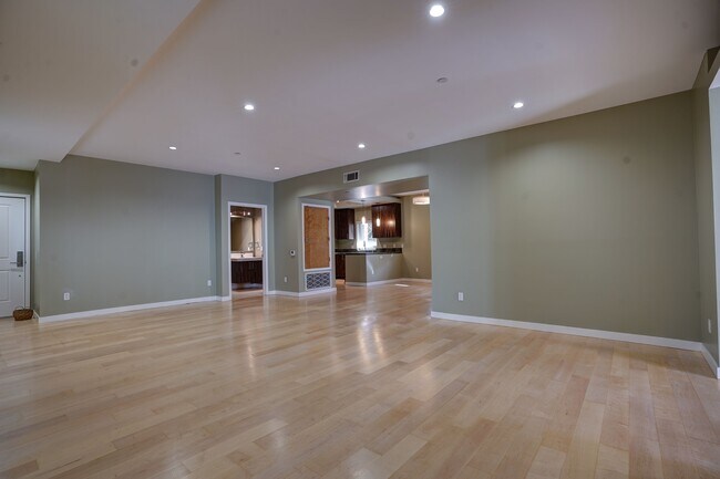 Building Photo - 1529 S Westgate Ave Unit 301 Rental