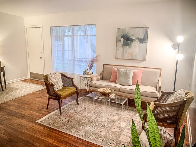 Photo - 904 Chevy Chase Dr