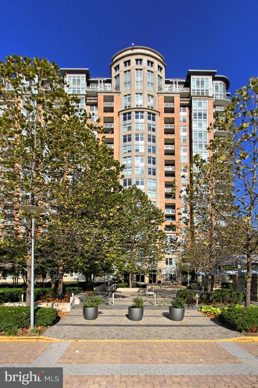 Building Photo - 8220 Crestwood Heights Dr Unit 302