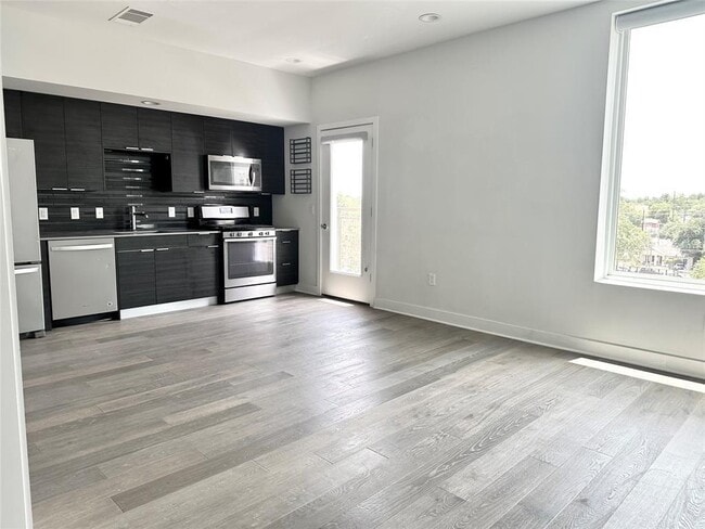 Photo - 1800 E 4th St Unidad 305