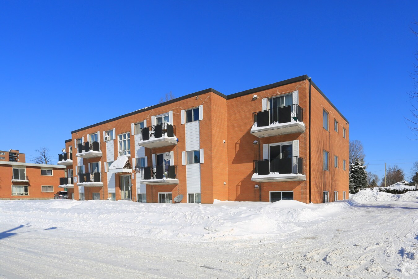 Photo - 140 Kipling Ave