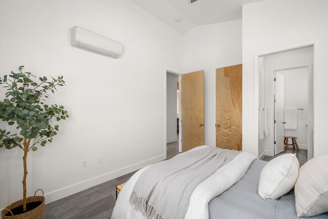 Photo - 1887 Notre Dame Blvd