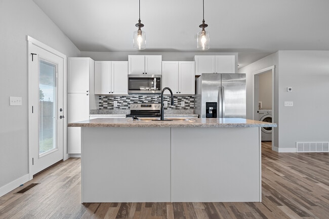 Photo - 405 Nighthawk Dr