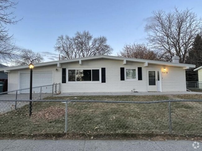 Building Photo - 3 bedroom in Billings MT 59102 Rental