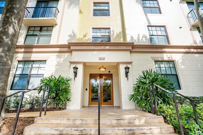 Building Photo - 1919 Van Buren St Unit 802A Rental