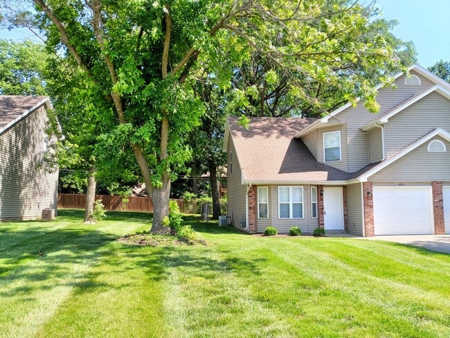 Building Photo - 4917-4919-4919 W Millbrook Dr Unit 4919 W. Millbrook Dr. Rental