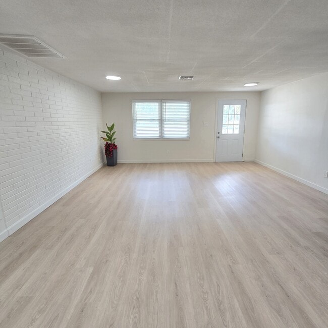 3/2.5/1 Beautifully Updated Crystal River Home with Carport, Garage & Fenced Yard