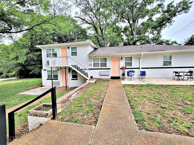 Building Photo - 1504 Oakwood Ave NE Unit 3