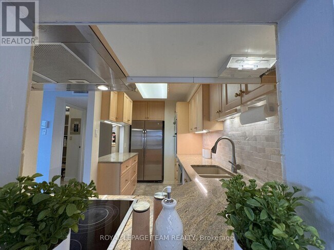 Photo - 470 Laurier Ave W Unit 1908