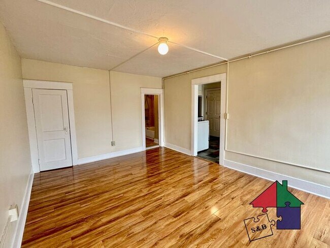 Amazing Two Bedroom in Burlington - $500 OFF FIRST MONTHS RENT WHEN YOU SIGN A LEASE BY 9/15!