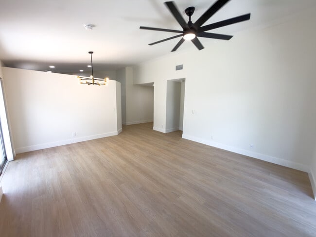 Photo - 6561 Fern St