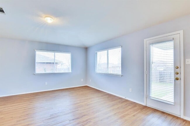 Photo - 1002 Remington Dr