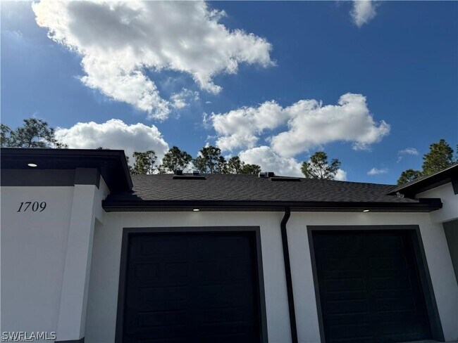 Building Photo - 1711 W 12th St