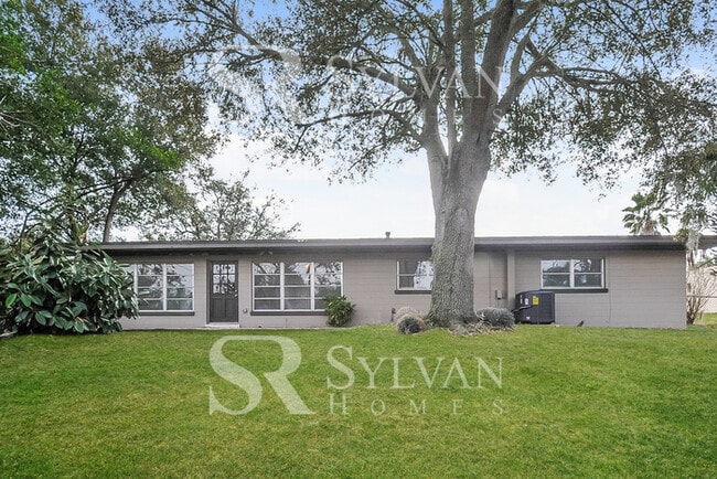 Enjoy living the good life in this 3 bedro... - Enjoy living the good life in this 3 bedro... House