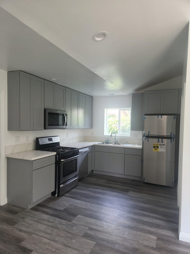 Building Photo - 1221 W 47th St Unit 2 Rental