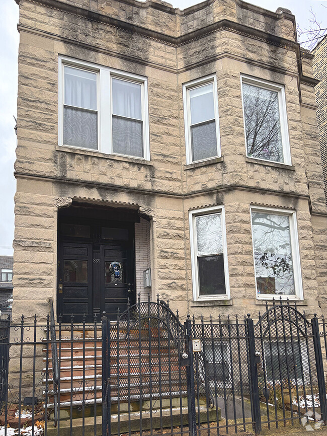 Building Photo - 835 N Damen Ave Unit 2nd floor Rental