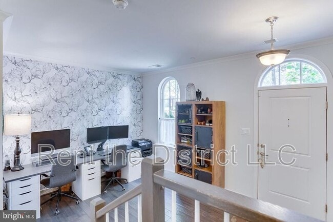 Photo - 662 Kenneth St NE