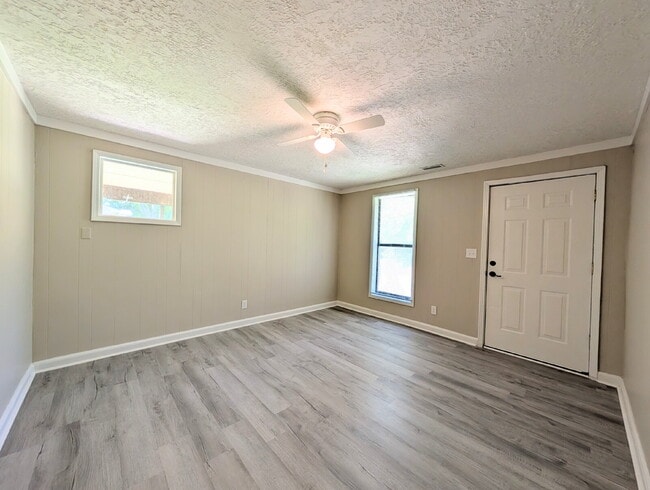 Photo - 220 Travis Ln