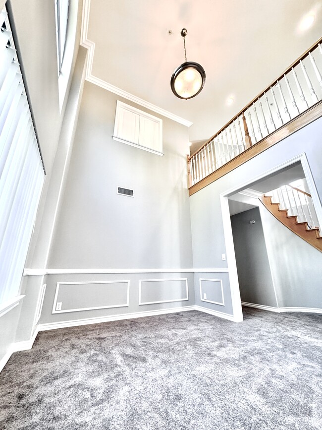 High ceiling formal dining area / office - 27 Hampton Ct