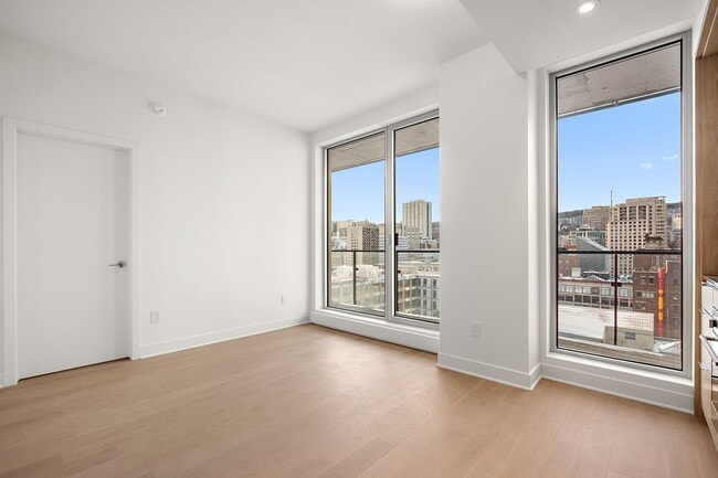 Building Photo - 1200 Rue Drummond Unit 1407