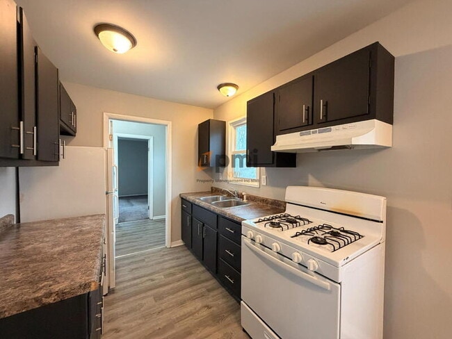 Photo - 325 Lahonda Dr