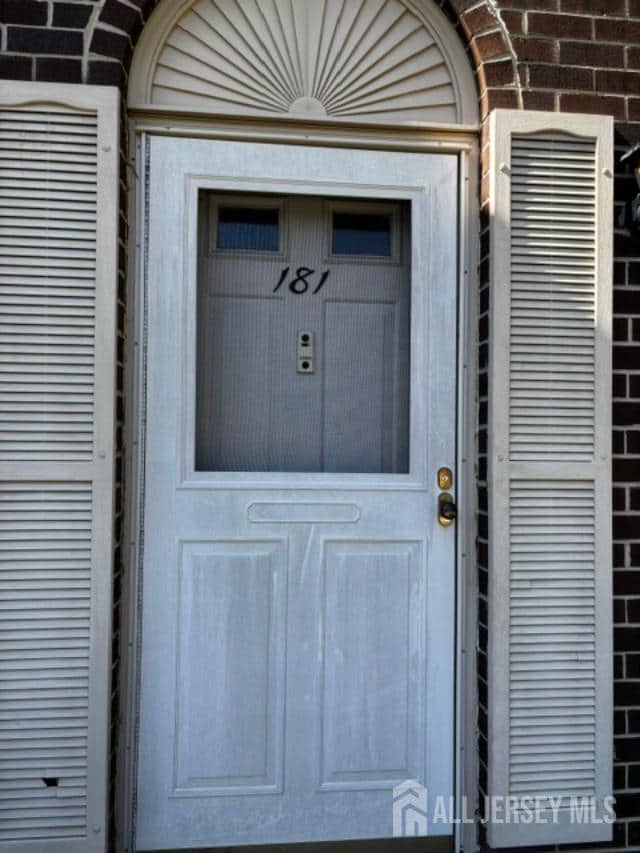 181 Hampshire Ct