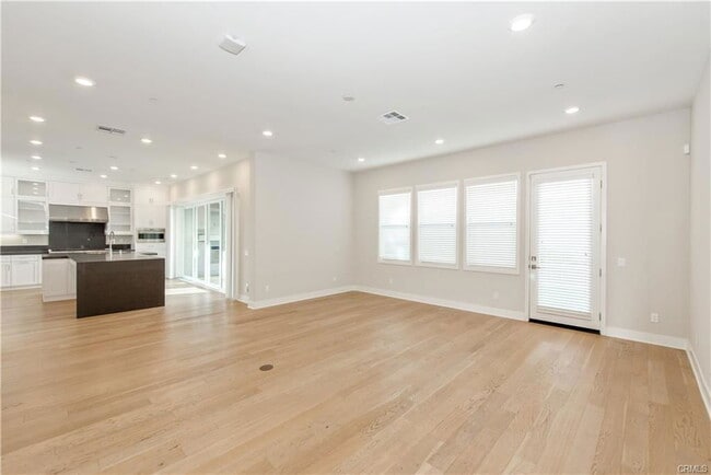 Photo - 61 Einstein Wy