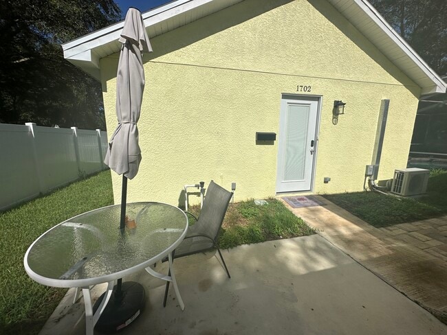 Building Photo - 1702 Avant St Unit Valrico Cottage Rental