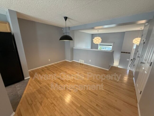 Photo - 8304-8311 11 Ave SW