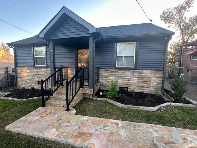 Building Photo - Gorgeous Fully-Remodeled 3BR/2BA home in N...