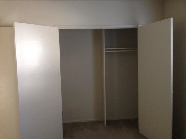 2 Large Closets - 24812 Newhall Ave Unidad 17