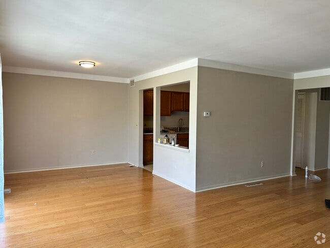 Building Photo - 480 Fox Hills Dr S Rental