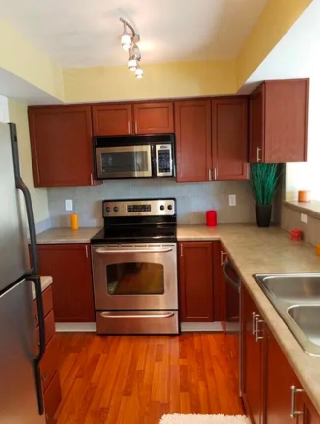 Top-Floor 1BD/1BA with Vaulted Ceilings & ... - Top-Floor 1BD/1BA with Vaulted Ceilings & ... Condo