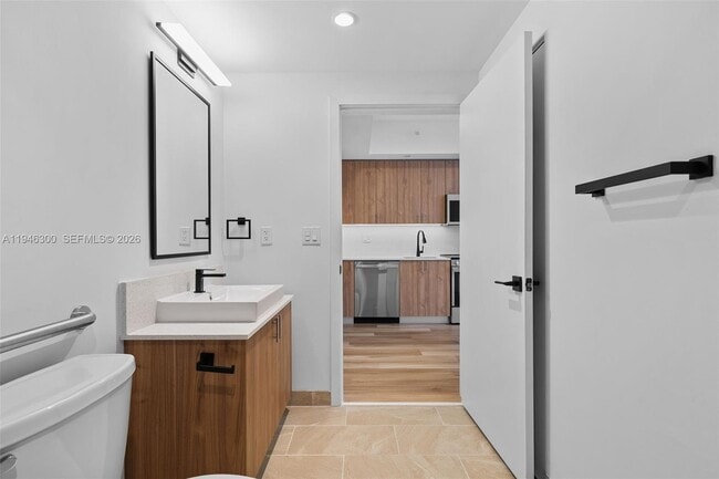 Building Photo - 650 SW 1st St Unit 202