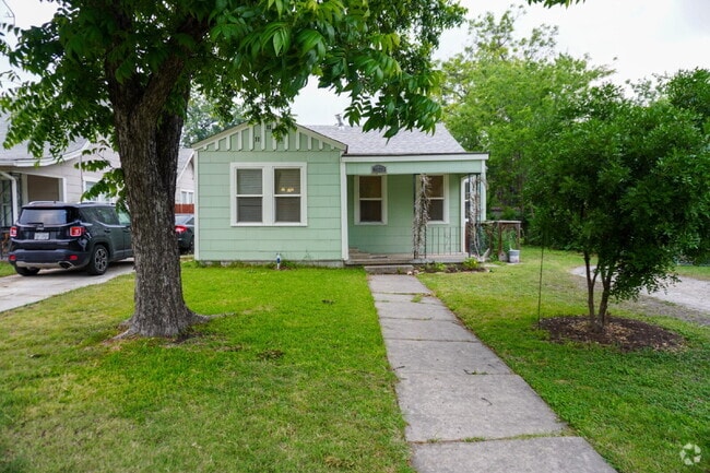 Building Photo - 3br / 2ba house in Woodlawn terrace, close...