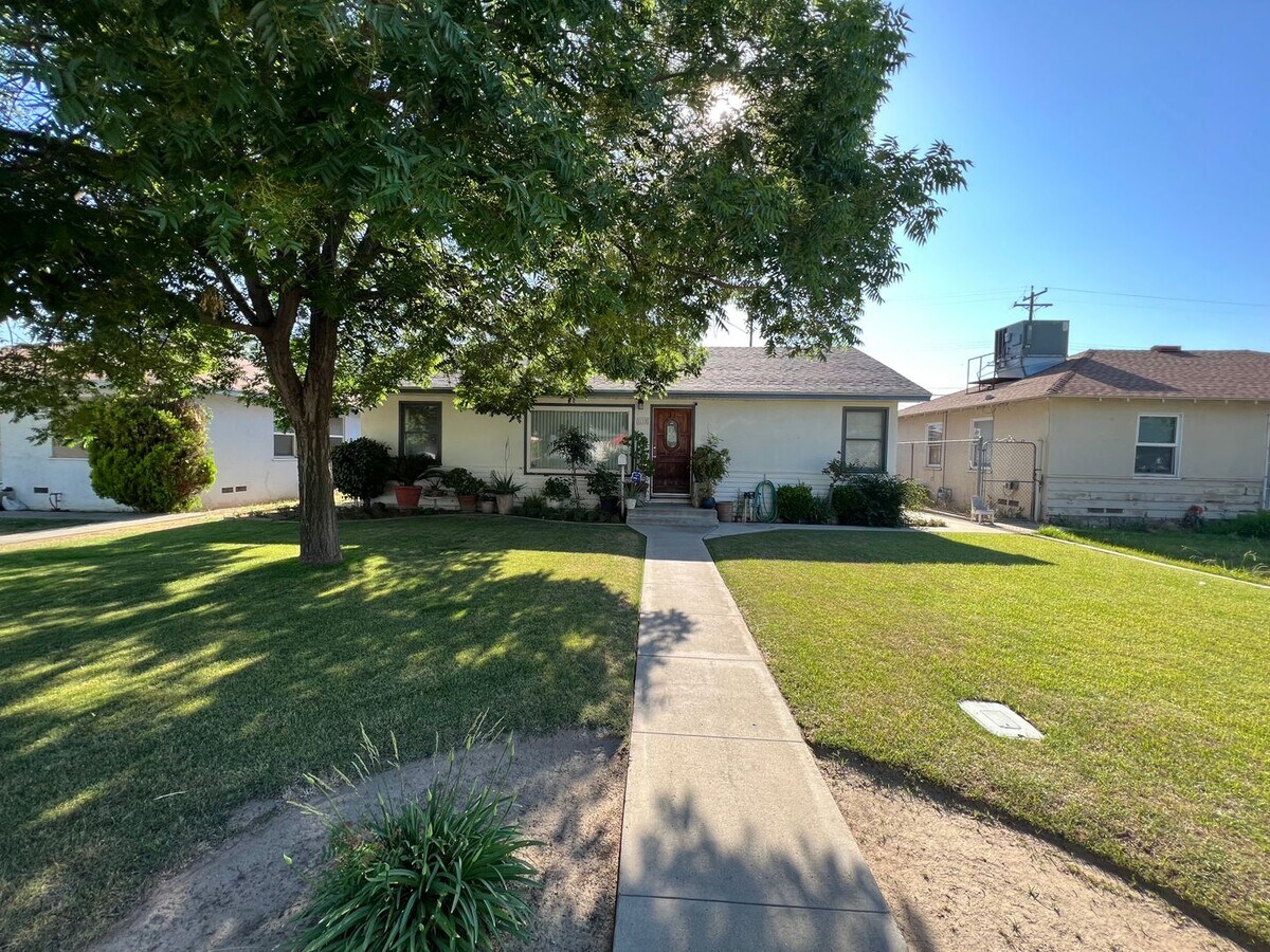 Beautiful Home In SE Bakersfield $1,800 de... - Beautiful Home In SE Bakersfield $1,800 de...