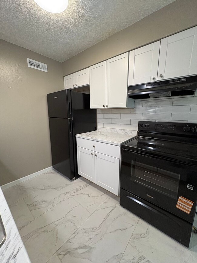 Building Photo - 1bedroom /1 bath ENTIRELY REMODELED Unit 5620D-Q