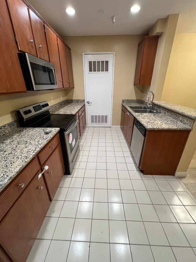 Photo - Spacious 2 Bed 2 Bath Condominium In K-Town Unidad 313